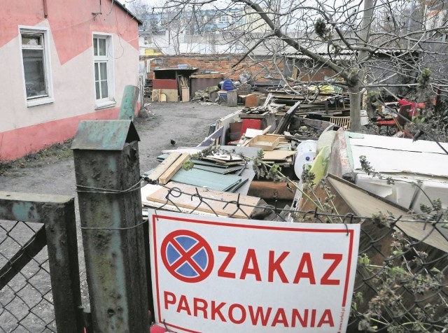 Niektórzy przechodzą po ul. Gdańskiej i Chodkiewicza kilka razy dziennie, a nawet nie wiedzą, że taki budynek z przerobionymi z magazynów mieszkaniami w ogóle istnieje. - Żyjemy, jak za zasłoną - mówią lokatorzy z pawilonu na Gdańskiej 102