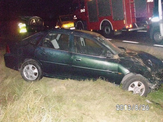 Opel vectra, którym podróżował 24-letni kierowca zjechał z drogi w Skorzeszycach do rowu, gdzie auto dachowała. Życia kierowcy nie udało się uratować.