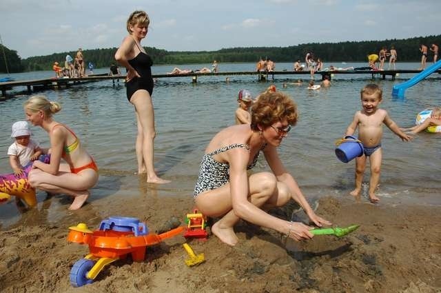 Jezioro w Okoninie jest jednym z ulubionych miejsc, w których latem odpoczywają szukający ochłody torunianie