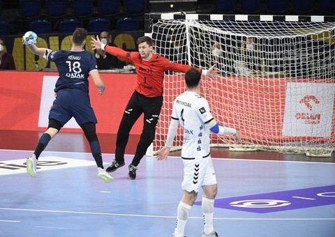 Nedim Remili z PSG rzuca na bramkę THW Kiel.