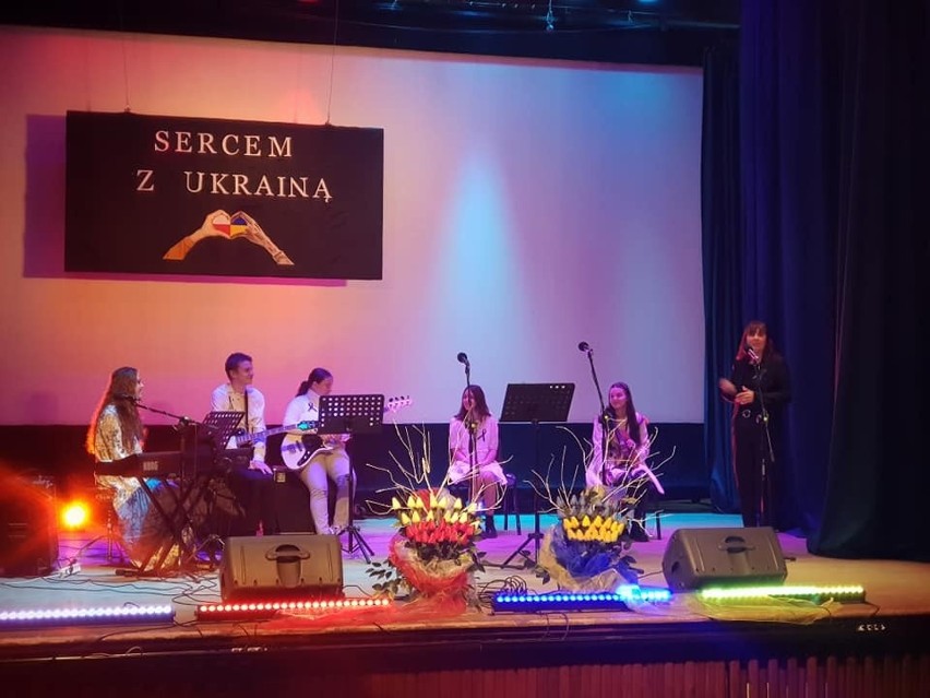 Udany koncert „Sercem z Ukrainą” młodzieży Zespołu Szkół numer 1 imienia Jana Pawła II w Przysusze, była też zbiórka na pomoc Ukrainie