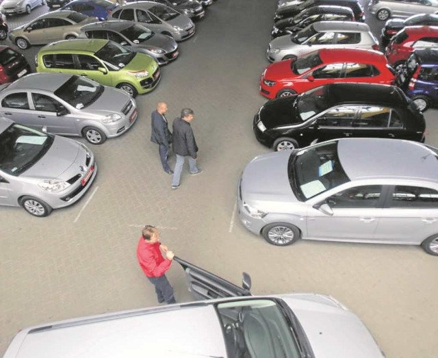 Polacy kupują ponad dwa razy więcej starych aut niż nowych