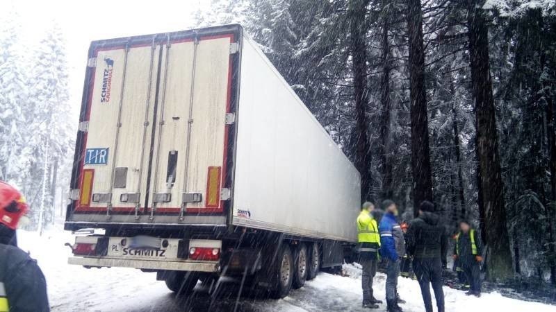 Mochnaczka Wyżna. Kolejny wypadek na DK 75. TIR z naczepą wpadł w poślizg i blokuje drogę w obu kierunkach [ZDJĘCIA]