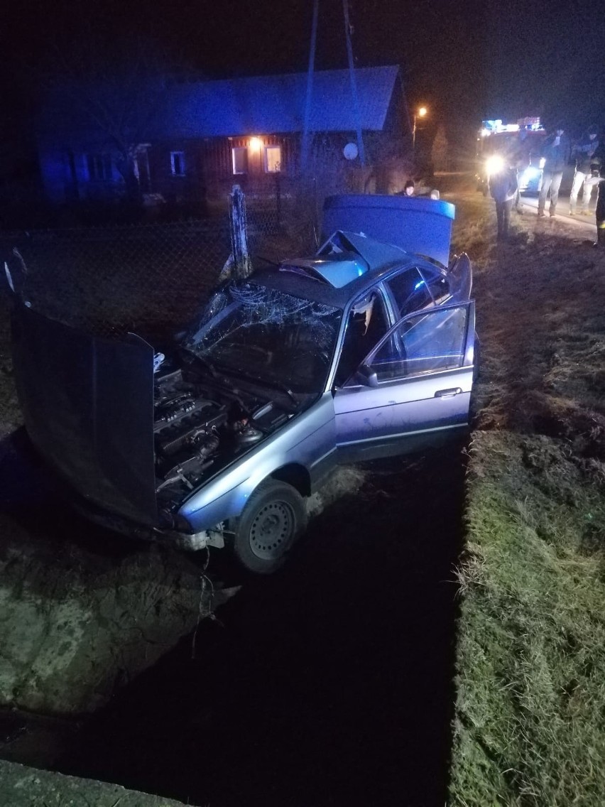 Groźny wypadek w Pawęzowie. Samochód wpadł w poślizg i staranował ogrodzenie