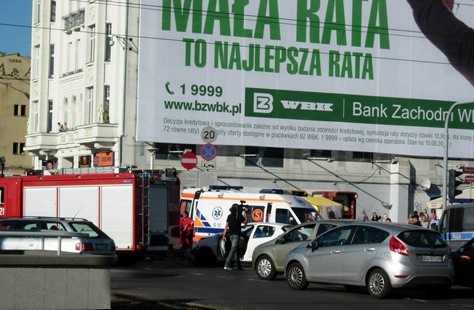 Wypadek karetki pogotowia ratunkowego na skrzyżowaniu al. Piłsudskiego z ul. Piotrkowską.