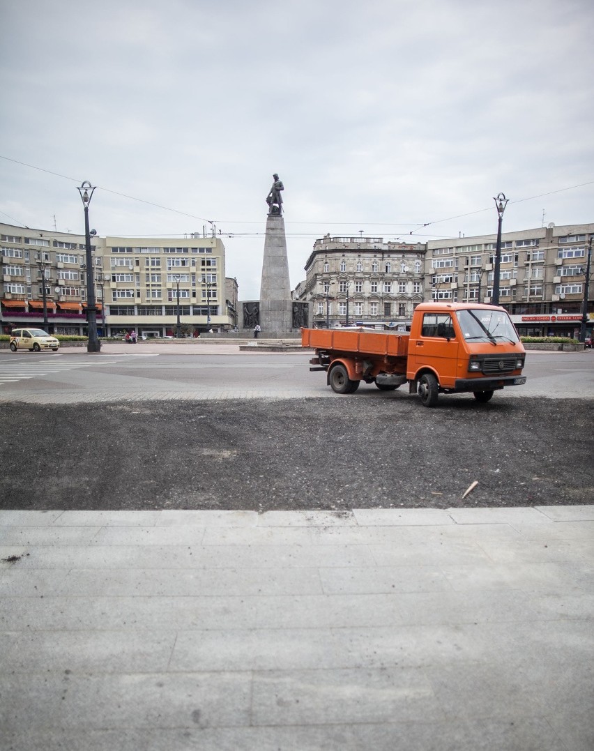 Pokruszony asfalt na reprezentacyjnej ulicy Łodzi