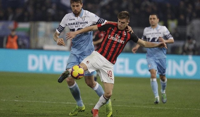 Na zdjęciu: Krzysztof Piątek (przy piłce). Mecz Lazio Rzym - AC Milan odbył się w ramach pierwszego starcia w półfinale Pucharu Włoch. Krzysztof Piątek został zatrzymany przez rywali [26.02.2019, wynik meczu, relacja].