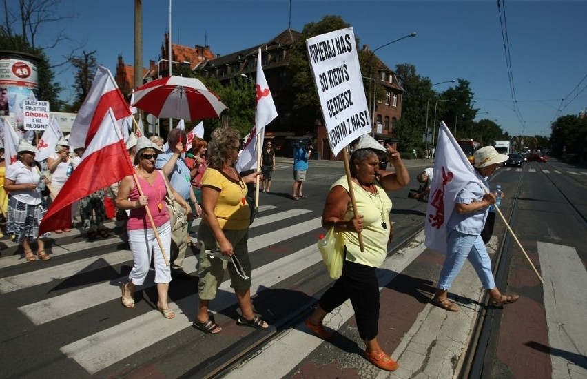 Wrocław: Protest emerytów na Curie-Skłodowskiej. "Nie chcemy wegetować, chcemy żyć" (FOTO)