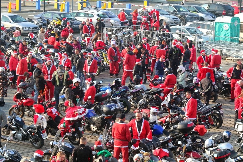 Pół tysiąca motocyklistów w stroju Mikołaja przejechało...