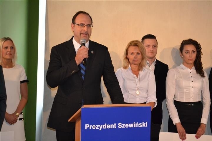 Szewiński wraz z aniołkami ruszył z kampanią na prezydenta Częstochowy