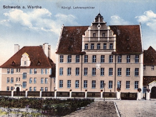 Archiwalna pocztówka przedstawiająca dawne seminarium nauczycielskie.