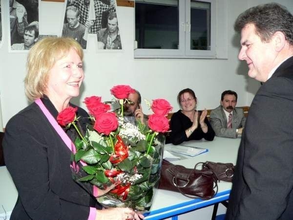 Janina Sagatowska otrzymała kwiaty od marszałka Zygmunta Cholewińskiego.