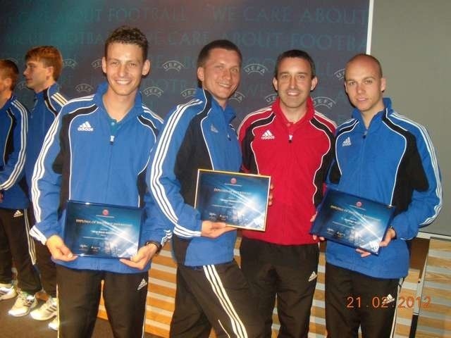 Bartosz Frankowski (drugi z lewej) w czwartek zadebiutuje na arenie międzynarodowej. Jego asystentem jest inny torunianin Jakub Winkler (pierwszy z lewej) 