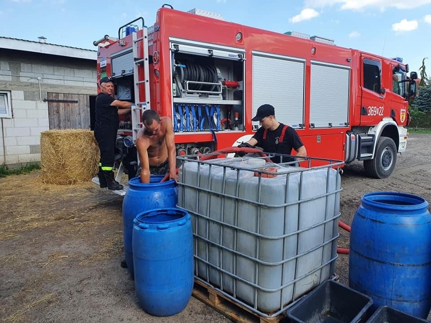 Awaria wodociągowa w gminie Nowogród. Kilka miejscowości bez wody. Strażacy dostarczają wodę do gospodarstw [ZDJĘCIA]