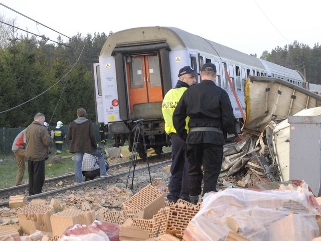 W katastrofie kolejowej w Mostach zginęły dwie osoby.