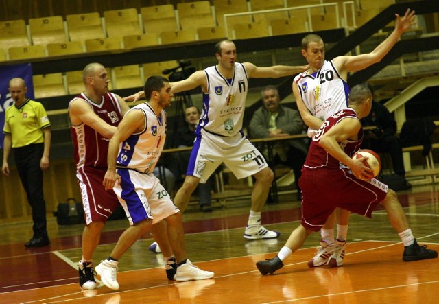 Koszykarze Siarki Tarnobrzeg wygrali siódmy mecz z rzędu. Rysą na zwycięstwie była żenująca gra rezerwowych.