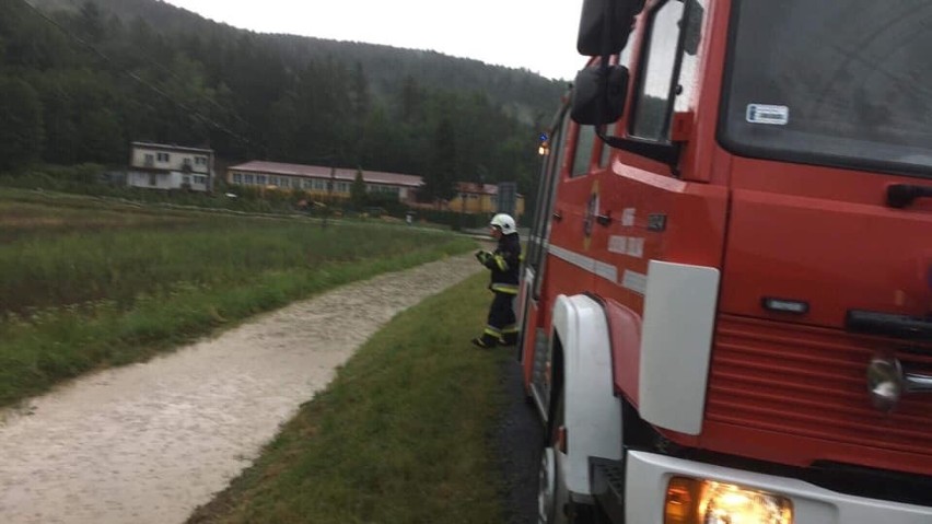 Burza nad Sądecczyzną. Powalone drzewa i zalane domy [ZDJĘCIA]