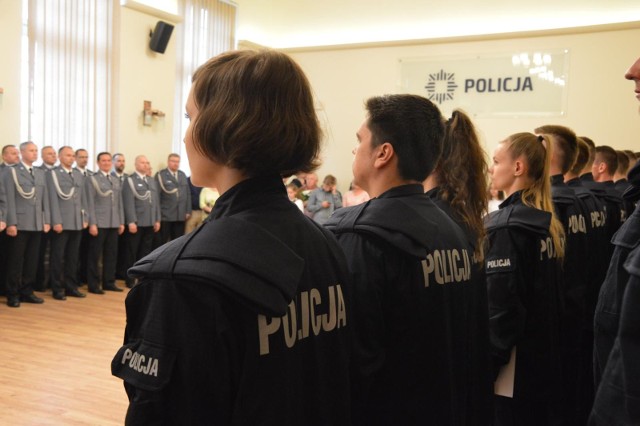 Zastanawiacie się na jakie zarobki mogą liczyć wrocławscy policjanci. Zapytaliśmy ich o to i otrzymaliśmy obszerną odpowiedź. Podajemy wykaz średnich zarobków na danym stanowisku służbowym we wrocławskiej policji. Wszystkie kwoty są zarobkami brutto. Mundurowi przypominają, że rzeczywista wysokość pensji jest zależna także od wieku funkcjonariusza czy wysługi lat. Zobaczcie zarobki z podziałem na stopnie, znajdziecie je na kolejnych slajdach. Poruszajcie się przy pomocy strzałek lub gestów na ekranie smartfona.