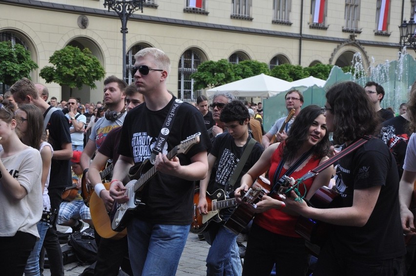 Wrocław: Gitarowy Rekord Guinnessa pobity! O ponad 70 gitar (ZDJĘCIA)