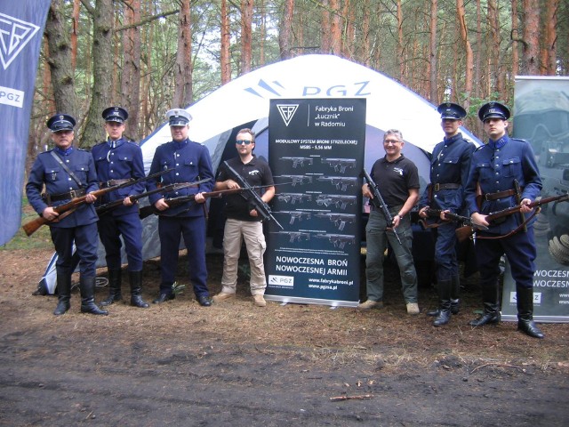 Rekonstruktorzy z Radomia i przedstawiciele Fabryki Broni, prezentowali dawane i nowoczesne uzbrojenie strzeleckie na Pikniku Militarnym w Mniszewie.