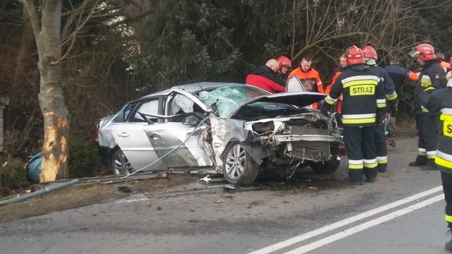 Do poważnego wypadku doszło w czwartek, 22 lutego, około godziny 12.50 na os. Bermudy w Gorzowie. Pięć rannych osób zostało zabranych do szpitala. Opel najprawdopodobniej uderzył w drzewo. Aktualizacja: godz. 15.20Policjanci ustalili, że kierujący ciężarowym iveco wyjeżdżał z terenu budowy. Skręcał w kierunku Wojcieszyc. W tym czasie kierujący oplem wyprzedzał samochody. – Po chwili opel zjechał na pobocze i wpadł w poślizg, ale nie zderzył się z ciężarówką – mówi s. sierż. Sławek. Nadal nie wiadomo dlaczego do szpitala trafił również kierowca ciężarówki Pierwsze informacjeNa miejscu wypadku są wozy gorzowskiej straży pożarnej oraz policja. Przyjechały też cztery karetki pogotowia ratunkowego. Do szpitala zabranych zostało pięć rannych osób. Świadkowie zdarzenia mówią, że w oplu widzieli młodego kierowcę, któremu ratownicy zakładali kołnierz na kręgosłup.Jak informuje st. sierż. Mateusz Sławek z zespołu prasowego KWP w Gorzowie Wlkp. ciężarówka iveco wyjeżdżała z placu budowy. Opel vectra w tym momencie wyprzedzał. Jego kierowca jechał nie swoim pasem. Kierowca pojazdu ciężarowego zdążył wyhamować. Kierowca vectry również rozpoczął manewr hamowania i chciał wrócić na swój pas. W tym momencie stracił panowanie nad pojazdem i wypadł z drogi. Między osobówką a pojazdem ciężarowym nie było kontaktu. Wiadomo już, że oplem podróżowały 4 osoby. Za kierownicą siedział 30-latek. Wszyscy obecnie znajdują się w szpitalu. Na obserwcaję zabrany został również kierowca ciężarówki. W tej chwili mieszkańcy muszą uzbroić się w cierpliwość. Zablokowany został wjazd na os. Bermudy, od strony drogi na Strzelce Krjeńskie. Jezdnia w tym miejscu na pewno będzie zablokowana jeszcze przez kilka godzin. POLECAMY RÓWNIEŻ PAŃSTWA UWADZE:Trzech nieżywych mężczyzn siedziało przy stole. Znalazła ich żona jednego z nich. Śmierć była nagła. Jak zginęli?POLECAMY ODCINKI "KRYMINALNEGO CZWARTKU":