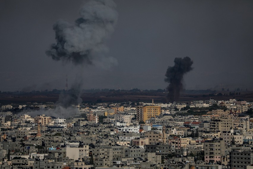 Chmury dymu unoszą się nad Strefą Gazy po izraelskim ataku...