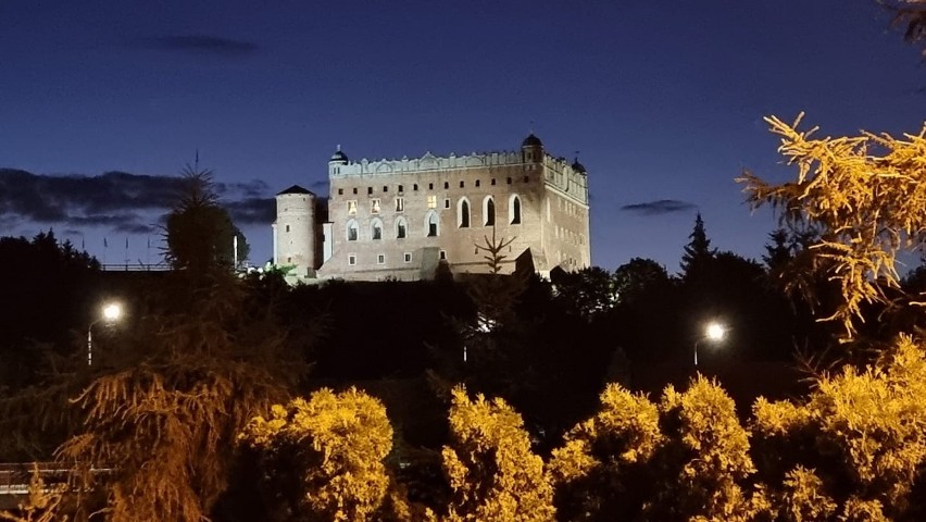 Zamek górujący nad miastem pięknie prezentuje się jesienią