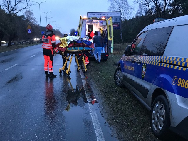 Bardzo wychłodzonego 71-letniego mężczyznę odwieziono do szpitala.