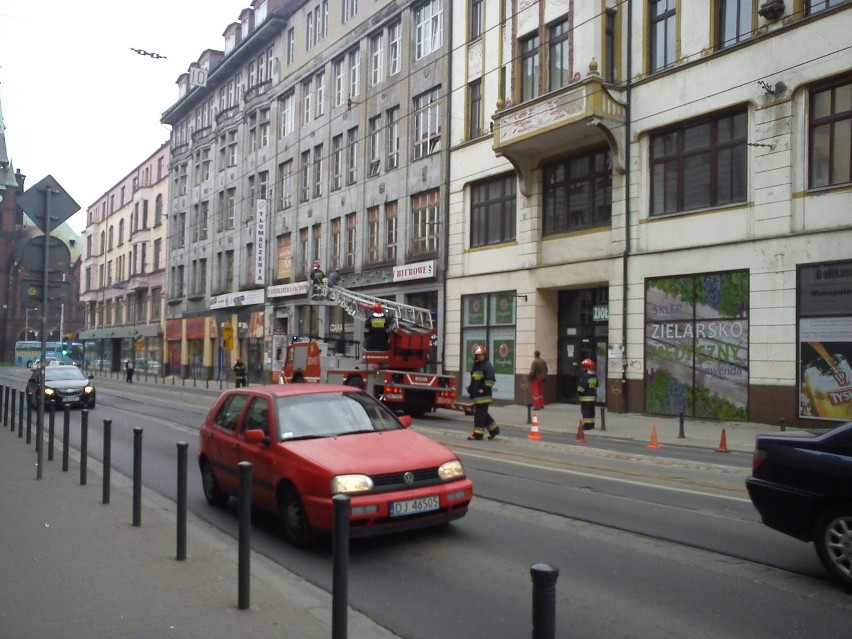 Wrocław: Wiszący neon nad chodnikiem przy ul. Krupniczej (ZDJĘCIA)