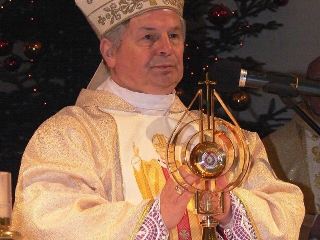 Biskup radomski Henryk Tomasik błogosławi relikwiami na zakończenie mszy w ostrobramskim sanktuarium.