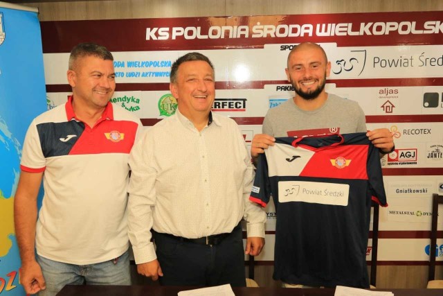 Jakub Wilk tuż po podpisaniu kontraktu z Polonią Środa w towarzystwie prezesów średzkiego klubu, Rafała Ratajczaka i Dariusz Fludry (z prawej)