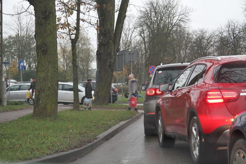 Wszystkich Świętych w Kielcach. Tłumy na cmentarzach i drogach [WIDEO, ZDJĘCIA]