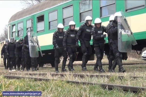 Zadyma na kolei. Do akcji wkraczają policjanci i SOK-iści (FILM, ZDJĘCIA)