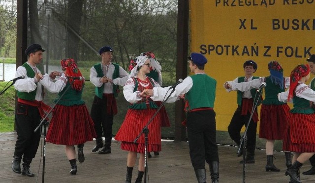 W niedzielę, 1 maja w Ciekotach odbyły się powiatowe eliminacje do Buskich spotkań z Folklorem.