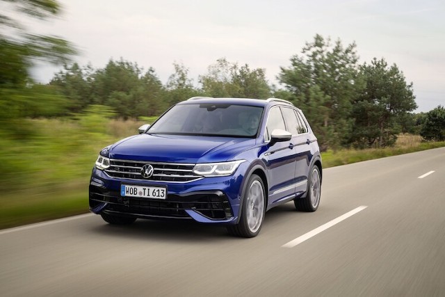 Volkswagen Tiguan R Volkswagen wprowadza do oferty najmocniejszego Tiguana w historii – Tiguana R. 320-konny SUV przyspiesza od 0 do 100 km/h w zaledwie 4,9 sekundy i osiąga prędkość maksymalną 250 km/h. Tiguan R jest wyposażony w nowo opracowany układ napędu na cztery koła 4MOTION z systemem R-Performance Torque Vectoring. Fot. Volkswagen