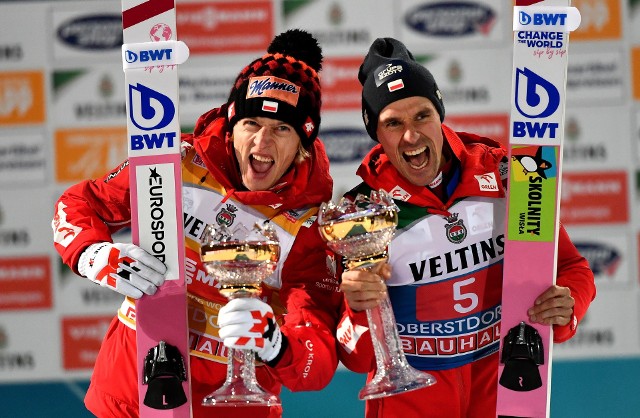 Dawid Kubacki (z lewej) i Piotr Żyła (z prawej) stanęli na podium pierwszego konkursu 71. TCS. To był 22. przypadek gdy dwóch Polaków znalazło się w pierwszej trójce zawodów Pucharu Świata
