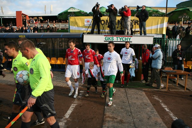 ZOBACZCIE NA KOLEJNYCH ZDJĘCIACH>>>JAK WYGLĄDAŁ STARY STADION W TYCHACH Zobacz kolejne zdjęcia. Przesuwaj zdjęcia w prawo - naciśnij strzałkę lub przycisk NASTĘPNE