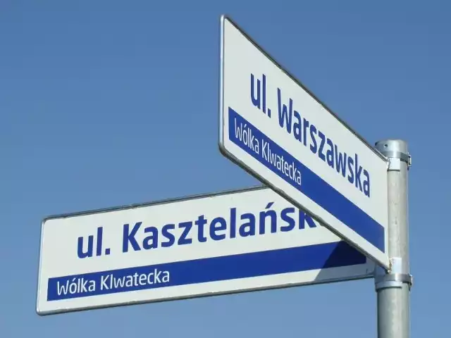 Nowe tabliczki z nazwami ulic pojawiły się już między innymi przy skrzyżowaniu ulicy Warszawskiej z Kasztelańską na Wólce Klwateckiej.
