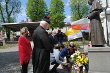 Kwiaty dla Papieża we Włoszczowie w 100. rocznicę urodzin świętego złożyły w imieniu mieszkańców władze powiatu i gminy (ZDJĘCIA, WIDEO)
