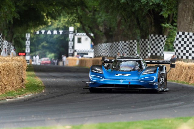 Elektryczny samochód po raz pierwszy szybszy od bolidu Formuły 1 – Volkswagen ID.R ustanowił w Goodwood nowy rekord w klasyfikacji generalnej i wszedł do historii sportu samochodowego. Romain Dumas 1,86-kilometrową trasę w Goodwood w południowej Anglii przejechał w ciągu 39,90 sekund. Fot. Volkswagen