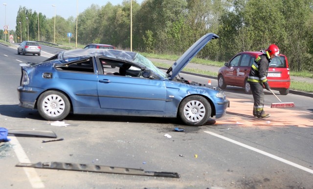 Dachowanie BMW przy Moście Pionierów. Przy wjeździe do centrum Szczecina tworzą się korki.