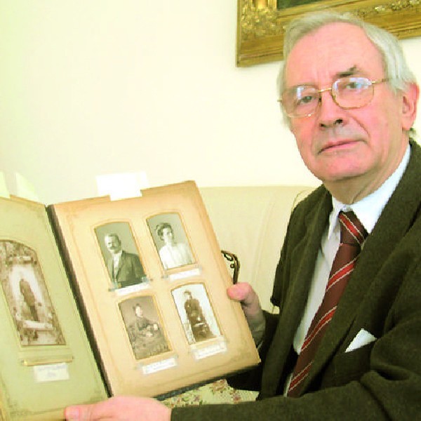 Prof. Michał Henryk Umbreit pokazuje piękny album z rodzinnymi zdjęciami. Zachowały się fotografie przodków z XIX wieku.
