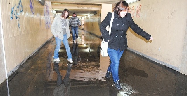 Ewelina Lubowiecka i Magda Klafta wczoraj przedzierały się przez ogromne kałuże w przejściu pod peronami