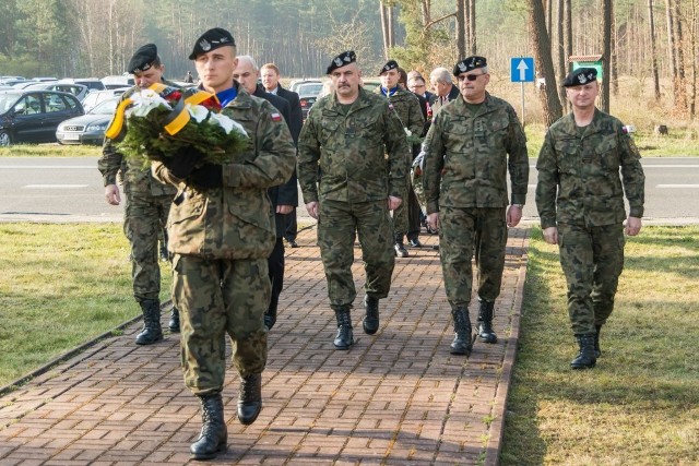 W Smoleńsku polska delegacja z minister kultury Małgorzatą Omilanowską oraz szefem KPRM Jackiem Cichockim oddała hołd ofiarom katastrofy Tu-154M. Na terenie lotniska w asyście żołnierzy Wojska Polskiego przedstawiciele polskich władz oraz rodzin ofiar złożyli wieńce.