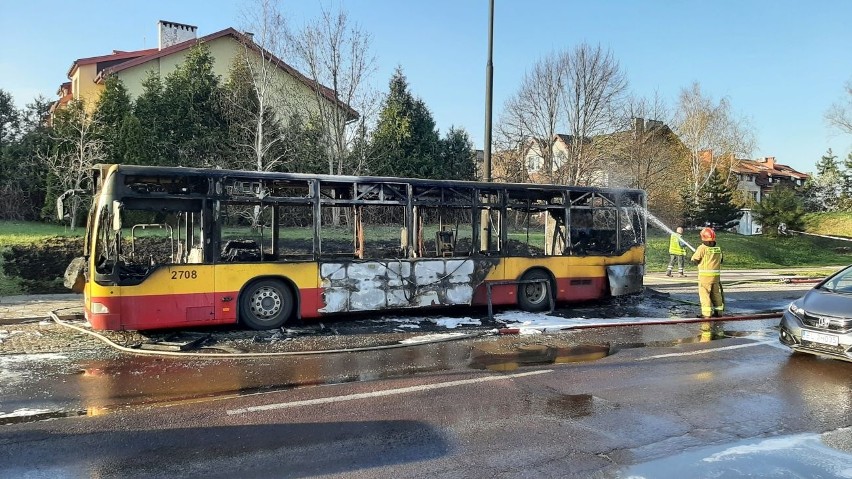 Pożar autobusu MPK w Łodzi. 20 pasażerów ewakuowanych. Mercedes spłonął doszczętnie ZDJĘCIA 