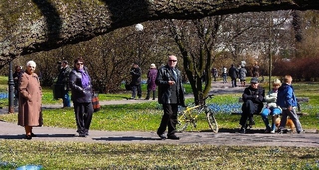 Zamiast siedzenia w domu wielu łodzian wybrało wczoraj...