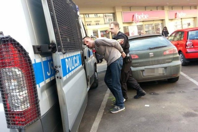 Ochroniarze przekazali mężczyznę wezwanej na miejsce policji.