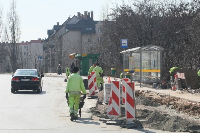 Przesunięcie kabla ze średnim napięciem i przebudowa chodnika to ostatnie prace remontowe przy zatoczce. Powinny zakończyć się już wkrótce.