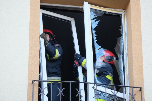 Do zdarzenia doszło we wtorek po godz. 14 na ul. Tarnawskiego w Przemyślu, w bloku na II piętrze.Ulatniający się gaz wybuchł, gdy 57-letni mężczyzna chciał podpalić kuchenkę. Siła wybuchu była tak duża, że z okien balkonowych wypadły szyby. Mężczyźnie nic się nie stało. Na miejsce zadysponowano 3 zastępy strażaków, policję, pogotowie ratunkowe i pogotowie gazowe.W mieszkaniu pracuje policyjna grupa dochodzeniowo-śledcza. Do wybuchu przyczynił się najprawdopodniej wadliwy reduktor przy butli.Zobacz także: Odpalił papierosa w domu, gdzie ulatniał się gaz. Siła eksplozji wyrzuciła go na zewnątrz