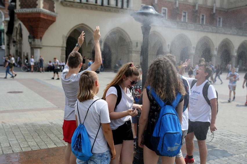 Kurtyny wodne już nie raz były rozstawiane w Krakowie